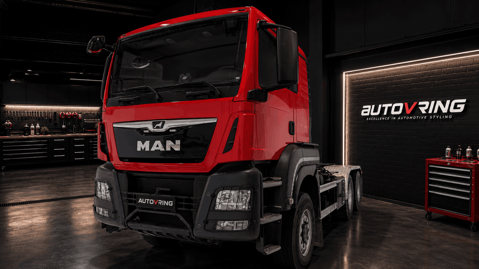 Camion MAN TGX entièrement recouvert d'un covering rouge posé par Autovring